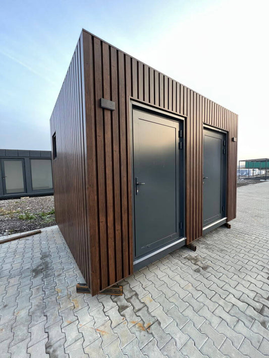 Unité sanitaire avec douche et toilettes séparées.