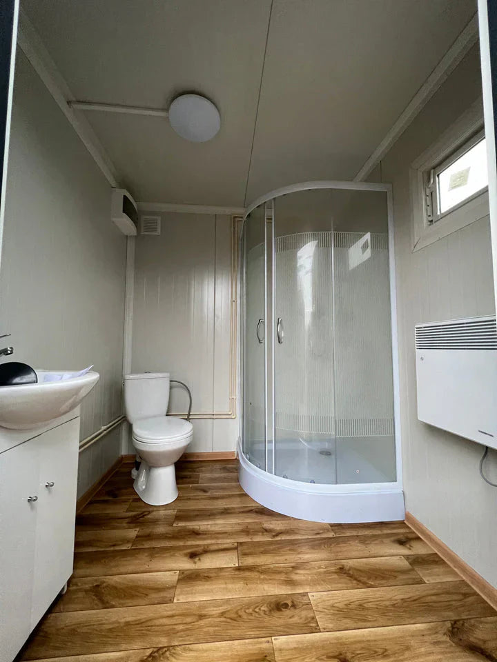 Conteneur sanitaire 2x2 m avec douche et réservoir