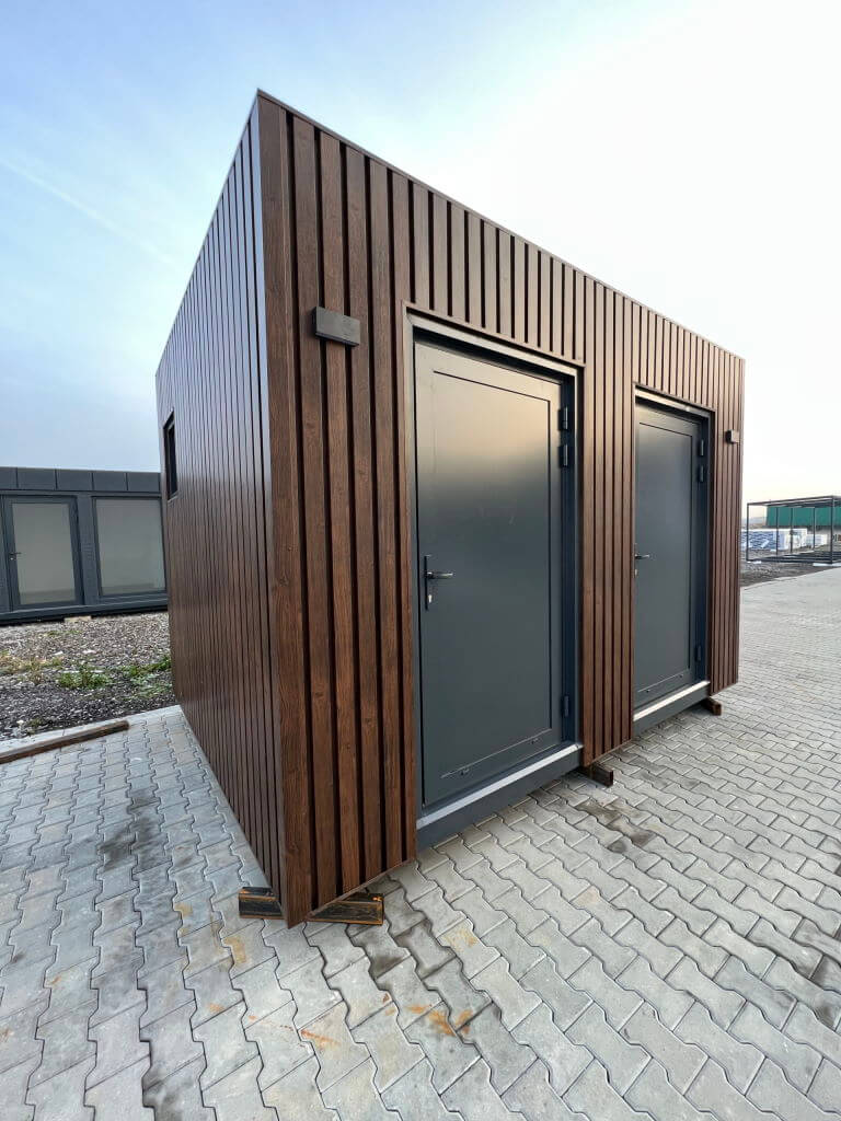 Unité sanitaire avec douche et toilettes séparées.