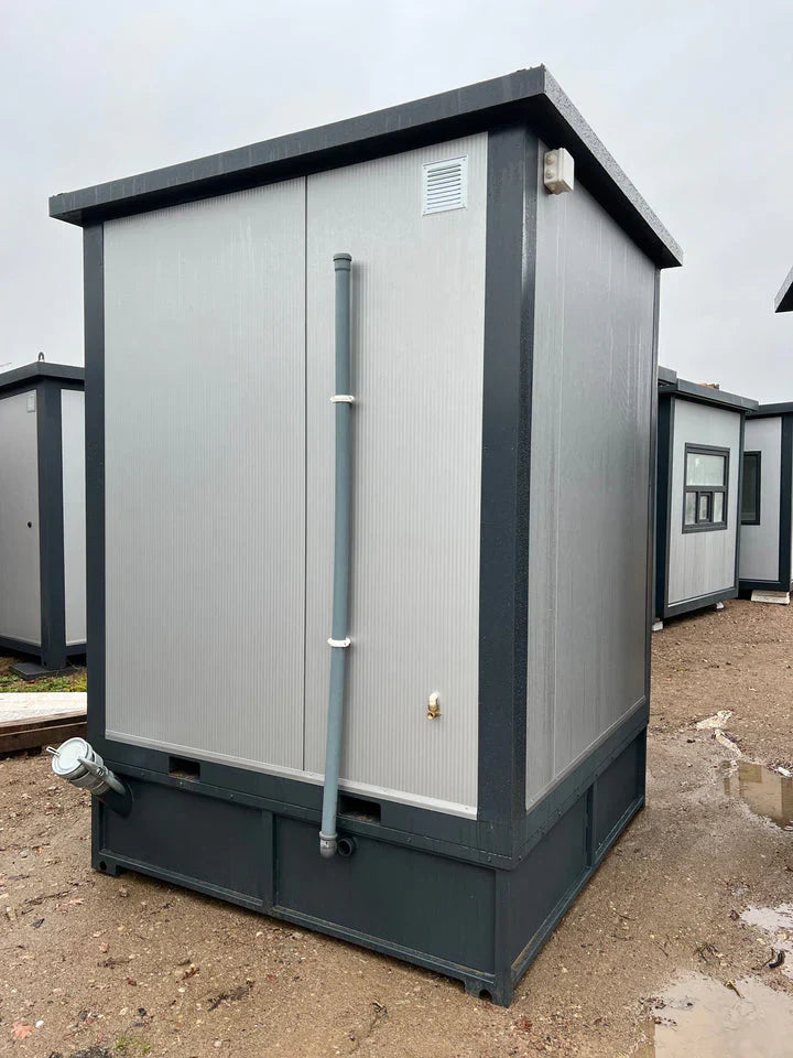 Conteneur sanitaire 2x2 m avec douche et réservoir
