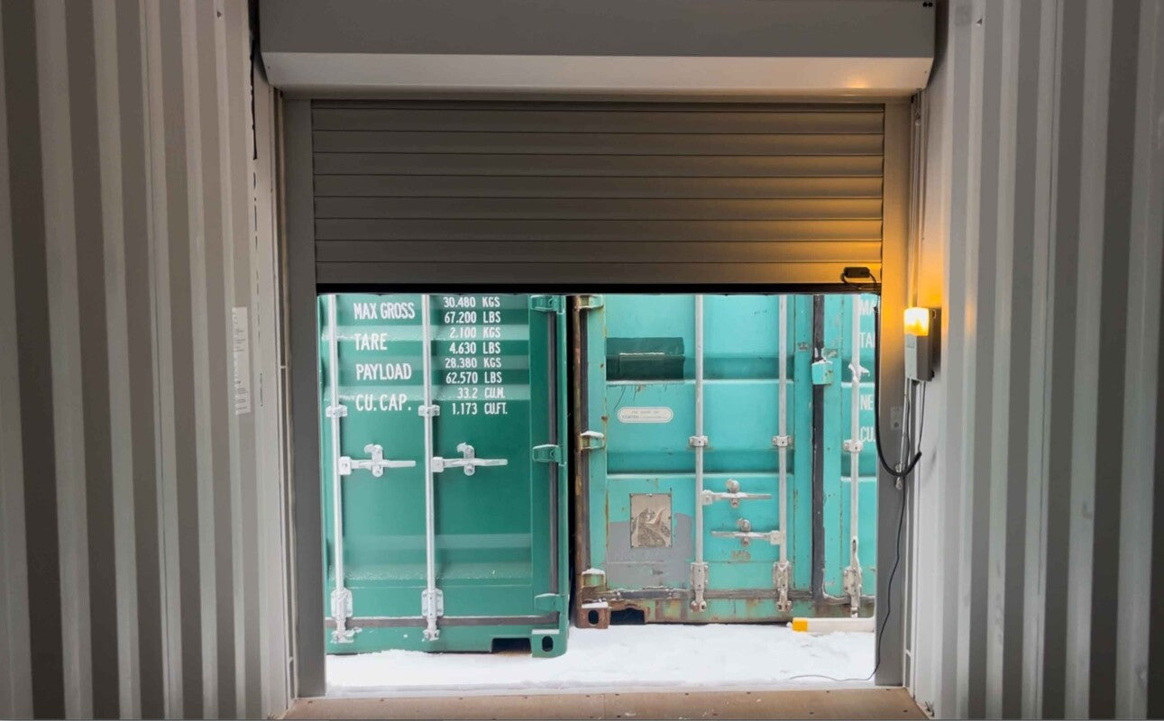 Conteneur High Cube de 6 mètres avec portes sectionnelles.