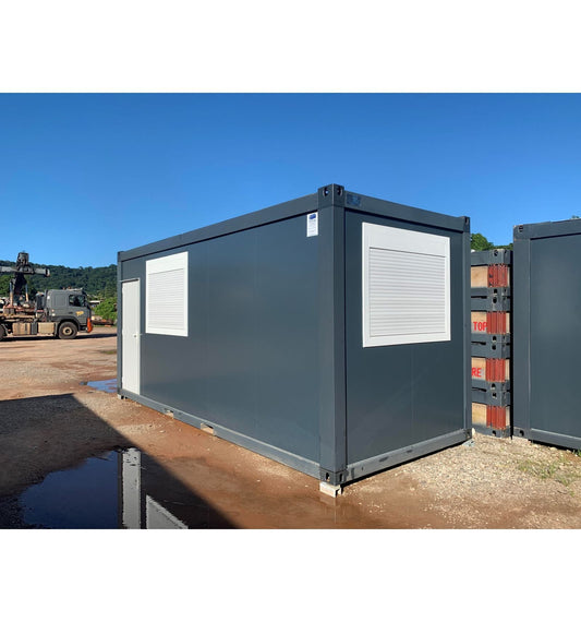 Module préfabriqué noir – Élégant, isolé et multifonctionnel