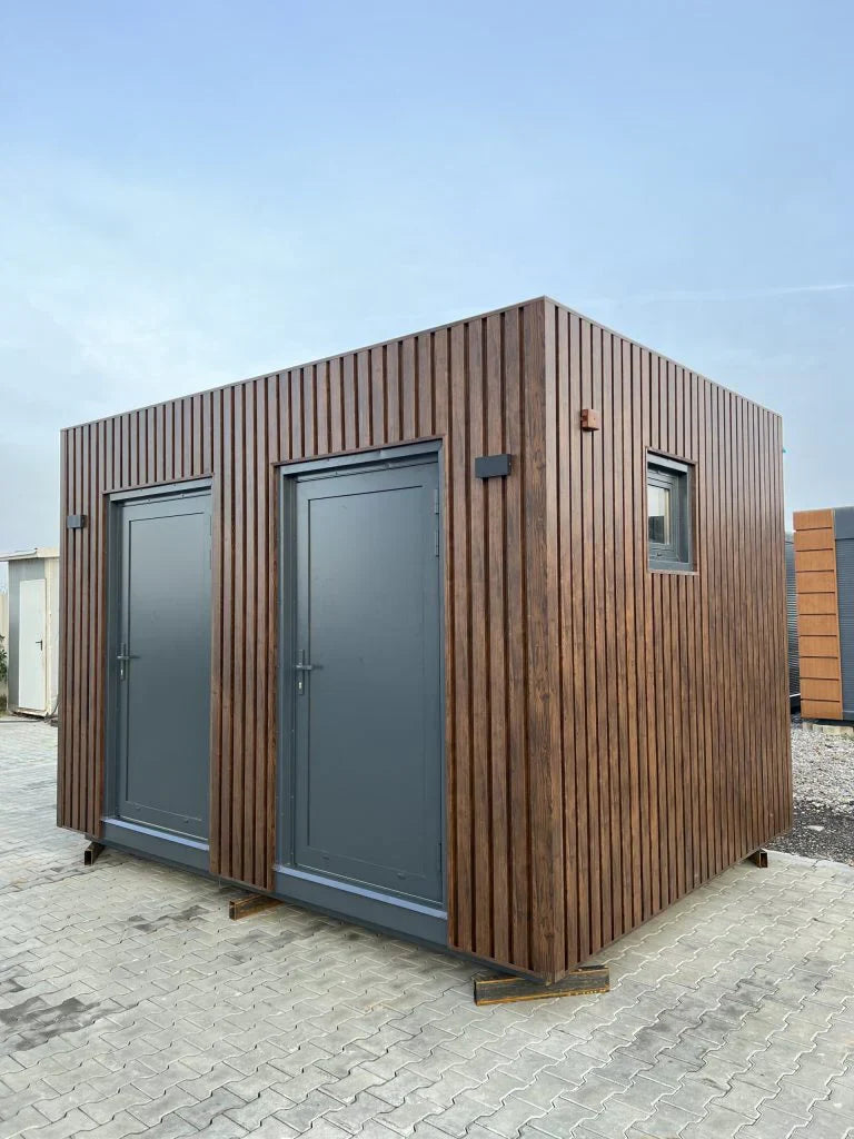 Unité sanitaire avec douche et toilettes séparées.