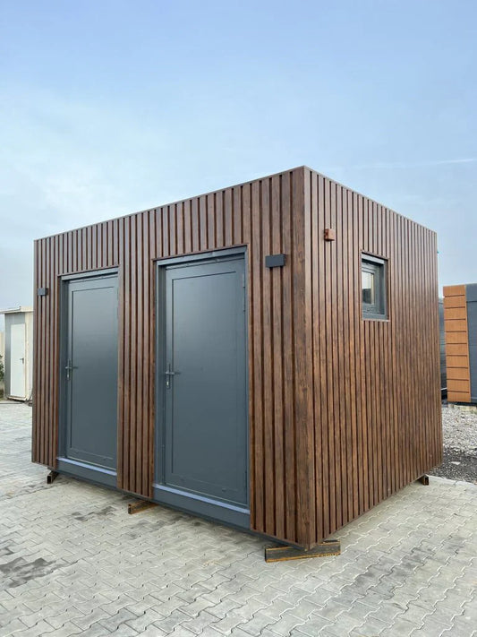 Unité sanitaire avec douche et toilettes séparées.