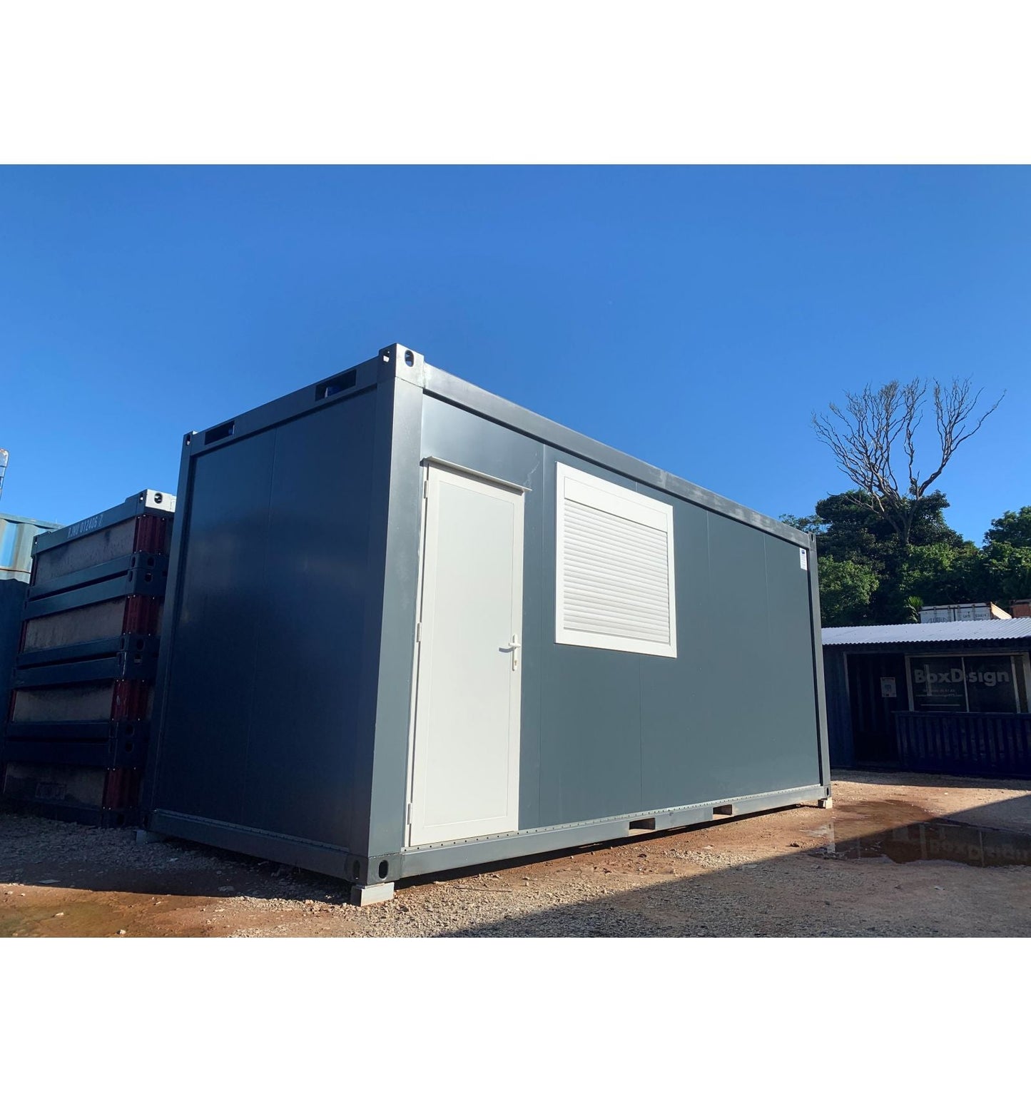 Module préfabriqué noir – Élégant, isolé et multifonctionnel