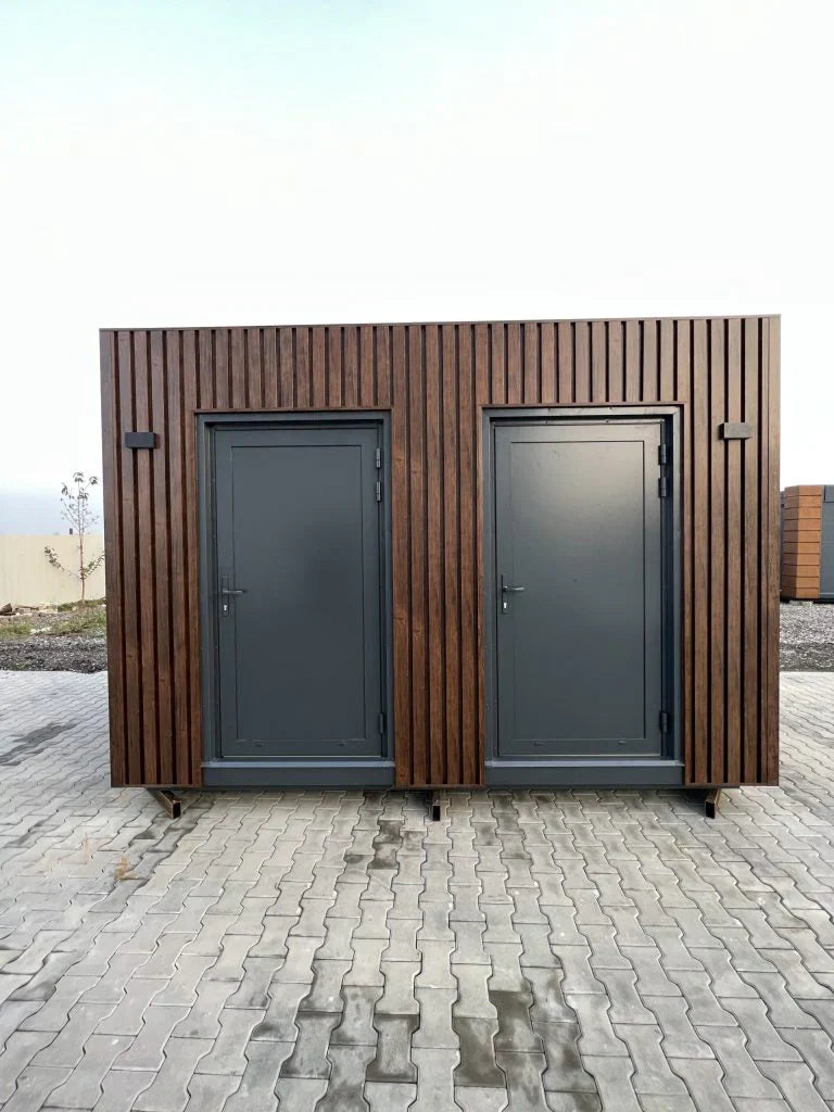 Unité sanitaire avec douche et toilettes séparées.