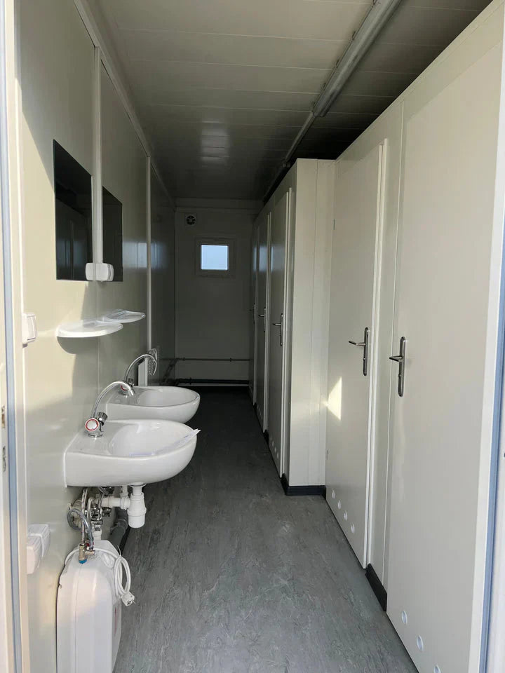 Module sanitaire 6x2,44 m avec 5 toilettes