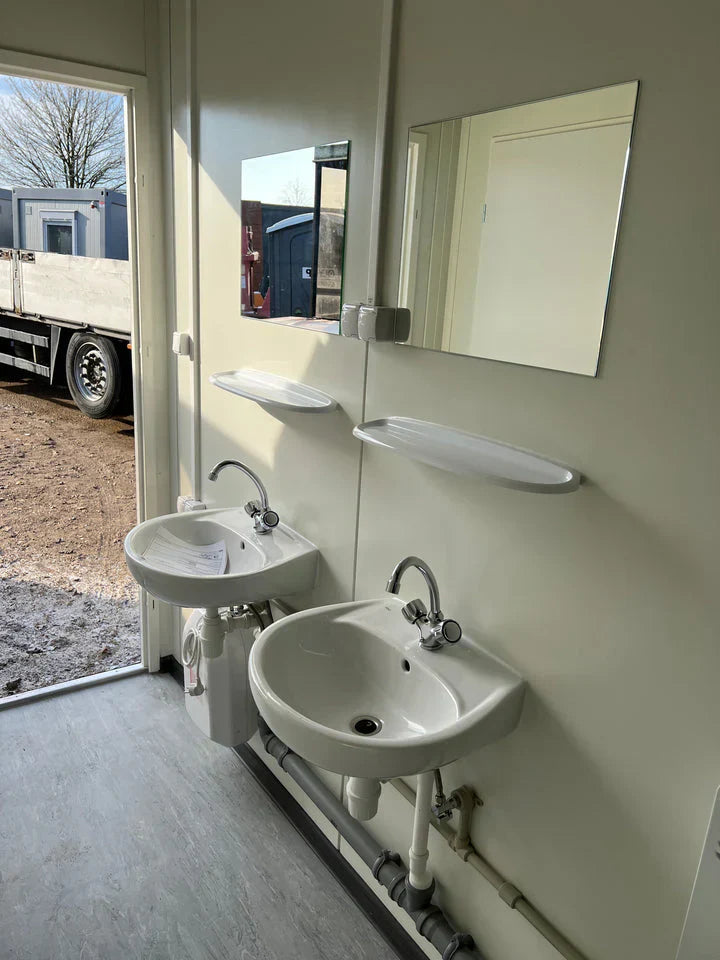 Module sanitaire 6x2,44 m avec 5 toilettes